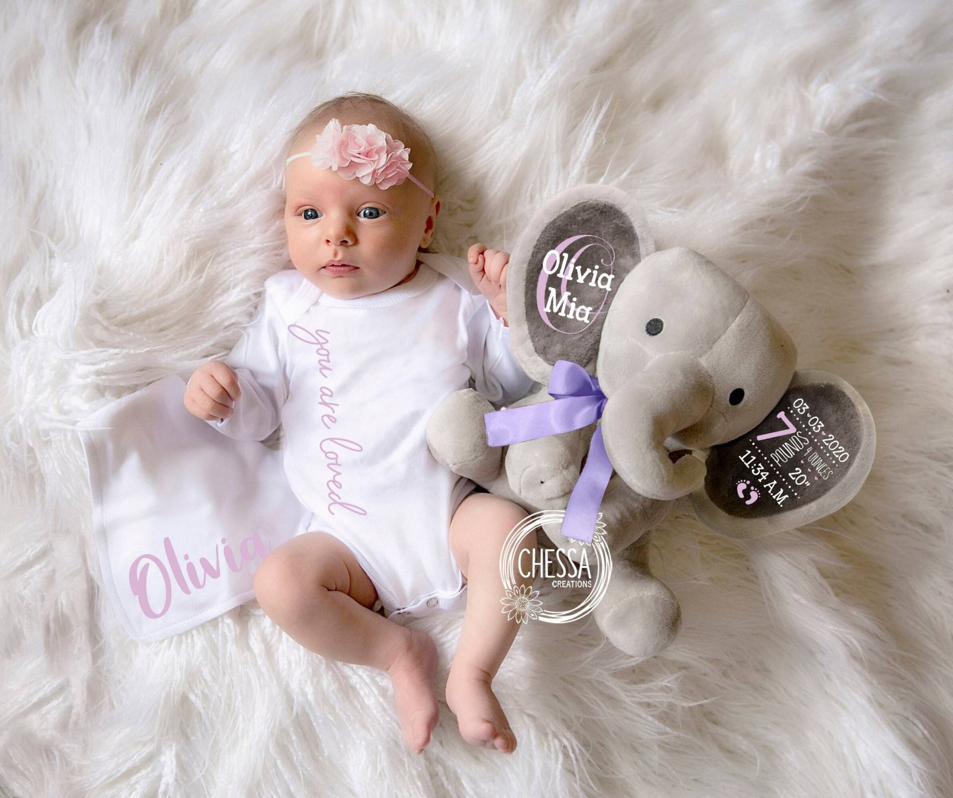 Baby Girl Shower Geschenk Set Personalisiert Stofftier Neugeborene Mädchen Sie Geliebt 3-Teilige Geschenke Körbchen Body, Lätzchen, Elefant von chessacreations