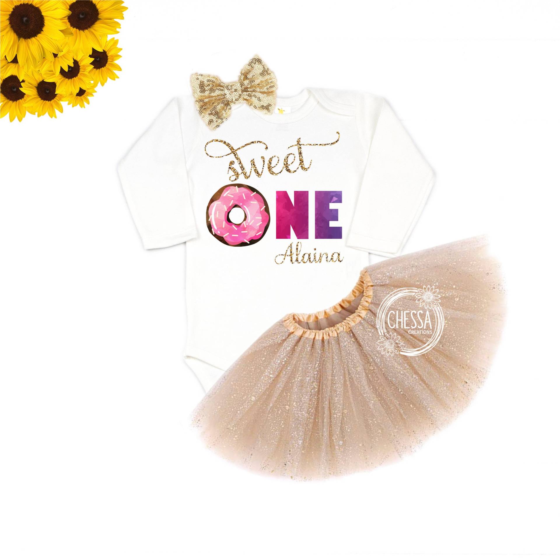 Donut Erster Geburtstag Mädchen Sweet One Outfit 1. Geburtstag, Ein Jahr Altes Lang - Oder Kurzarmshirt Mit Tutu Und Schleife, Dtg Ink von chessacreations