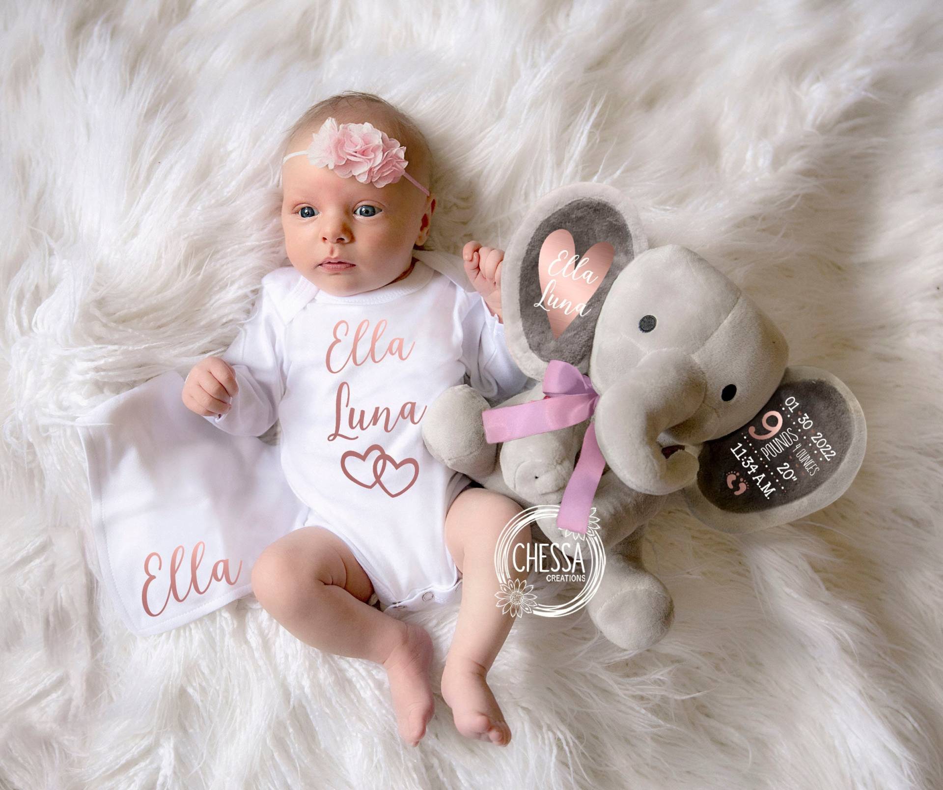 Rose Gold Baby Mädchen Geschenk Set Personalisiert Stofftier Neugeborene, Großes Herz Design, 3-Teilige Geschenke Korb Body, Lätzchen, Elefant von chessacreations