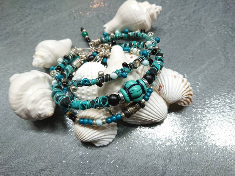 Satz Von Drei Azurblauen Mixed-Media-stack-Armreifen. Einzigartiges Design, Schöne Kombinierte Farben Und Formen von chezelize