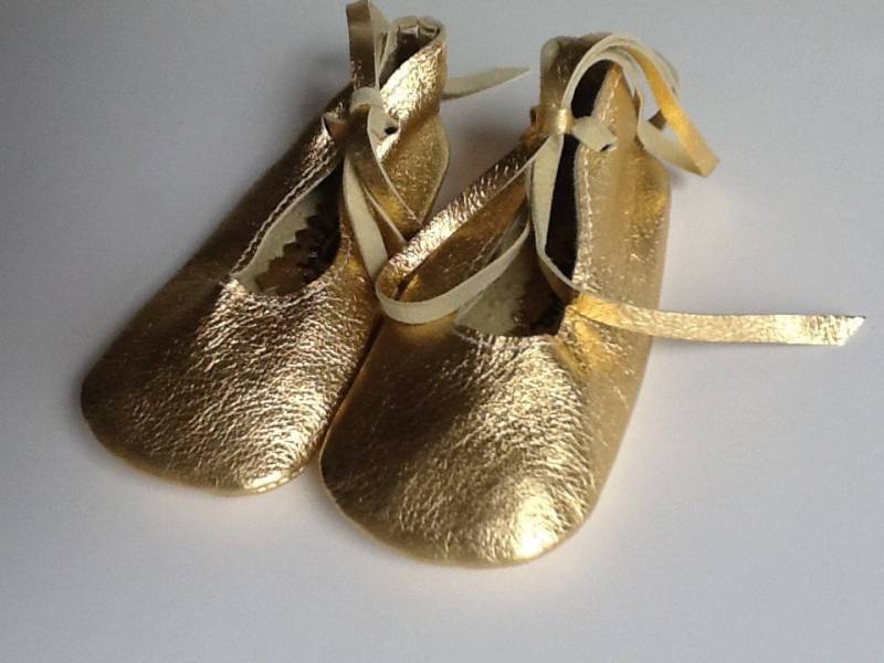 Babyballerschuhe in Gold Metallic von chickpeakid