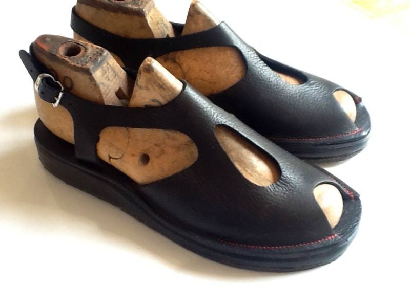 Handgemachte Keilsandale Mit Peep Toe Und Gummisohle Von Der Designerin Emily Spray von chickpeakid