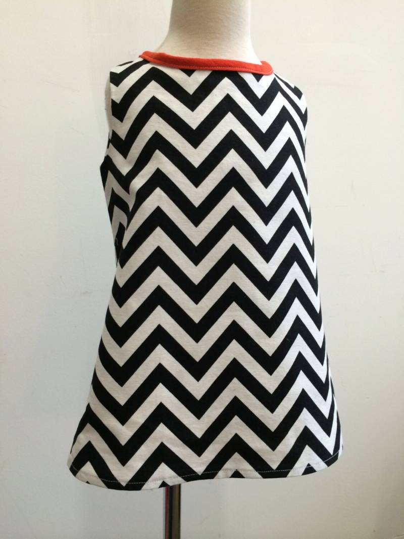 Schwarz-Weißer Chevrondruck Ein Line Kleid Mit Oranger Paspel von chickpeakid