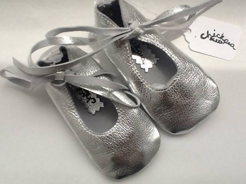 Silberne Babyballettschuhe von chickpeakid
