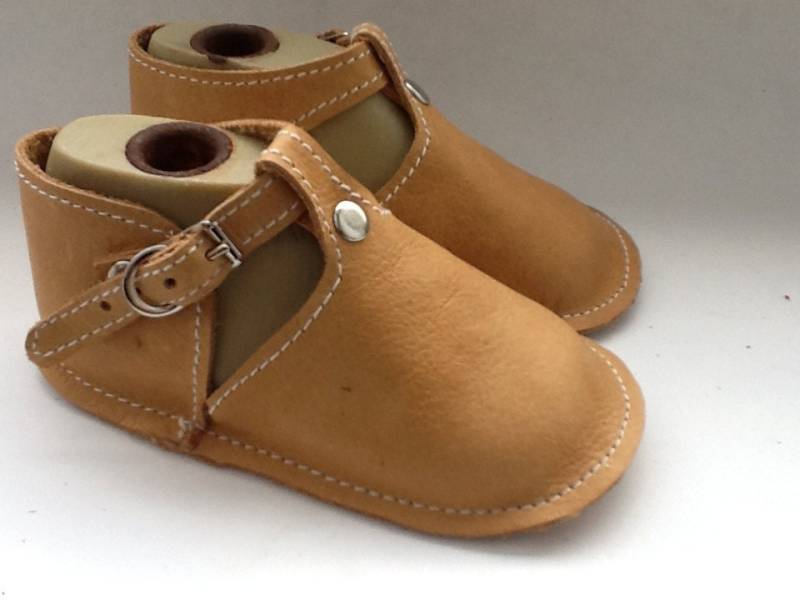 Tan Leder Babyschuh Mit Schnalle Und Niete von chickpeakid