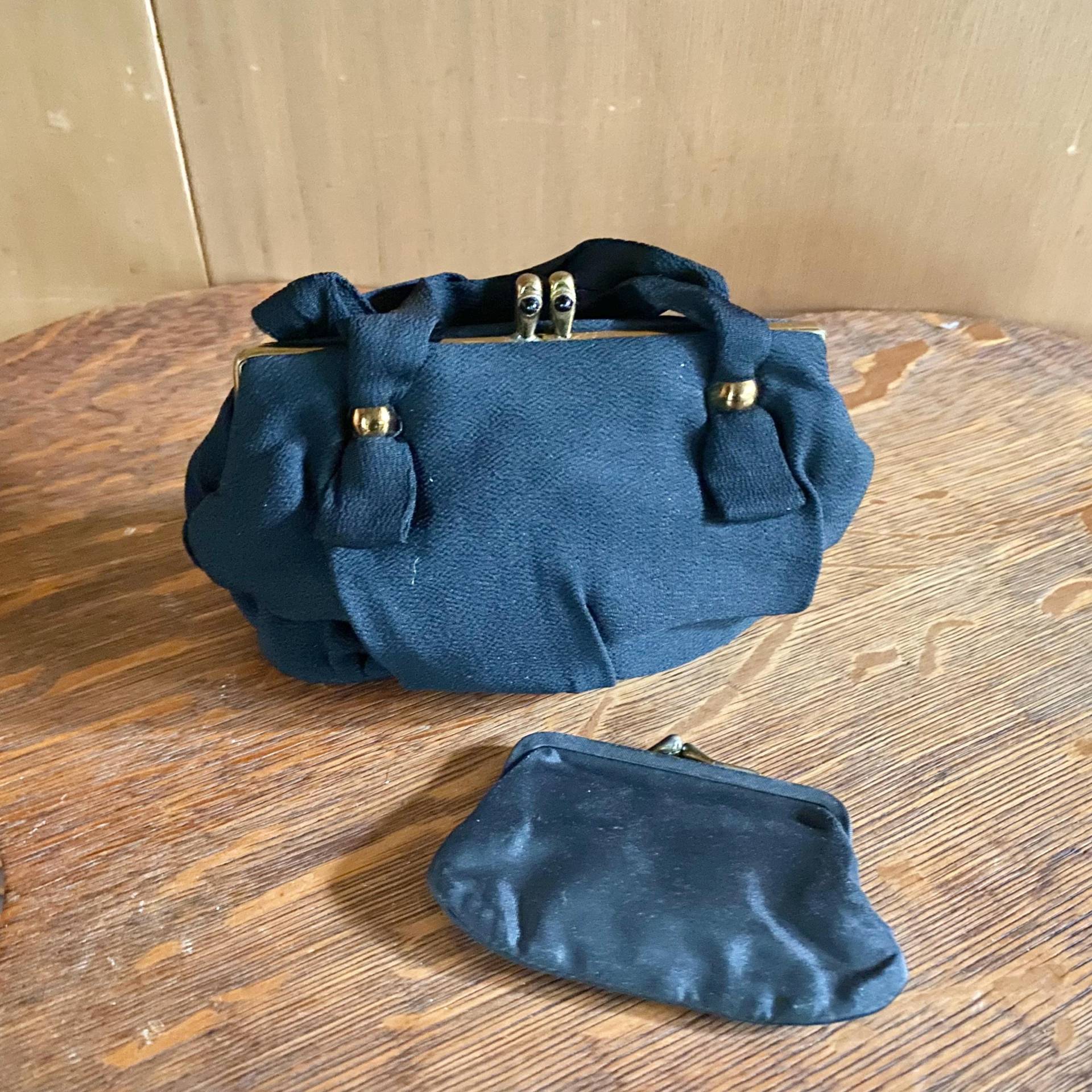 1940Er Jahre Schwarze Crepe Abendtasche Messing-Verschluss, Blaue Steinakzente von chicvintageclassics