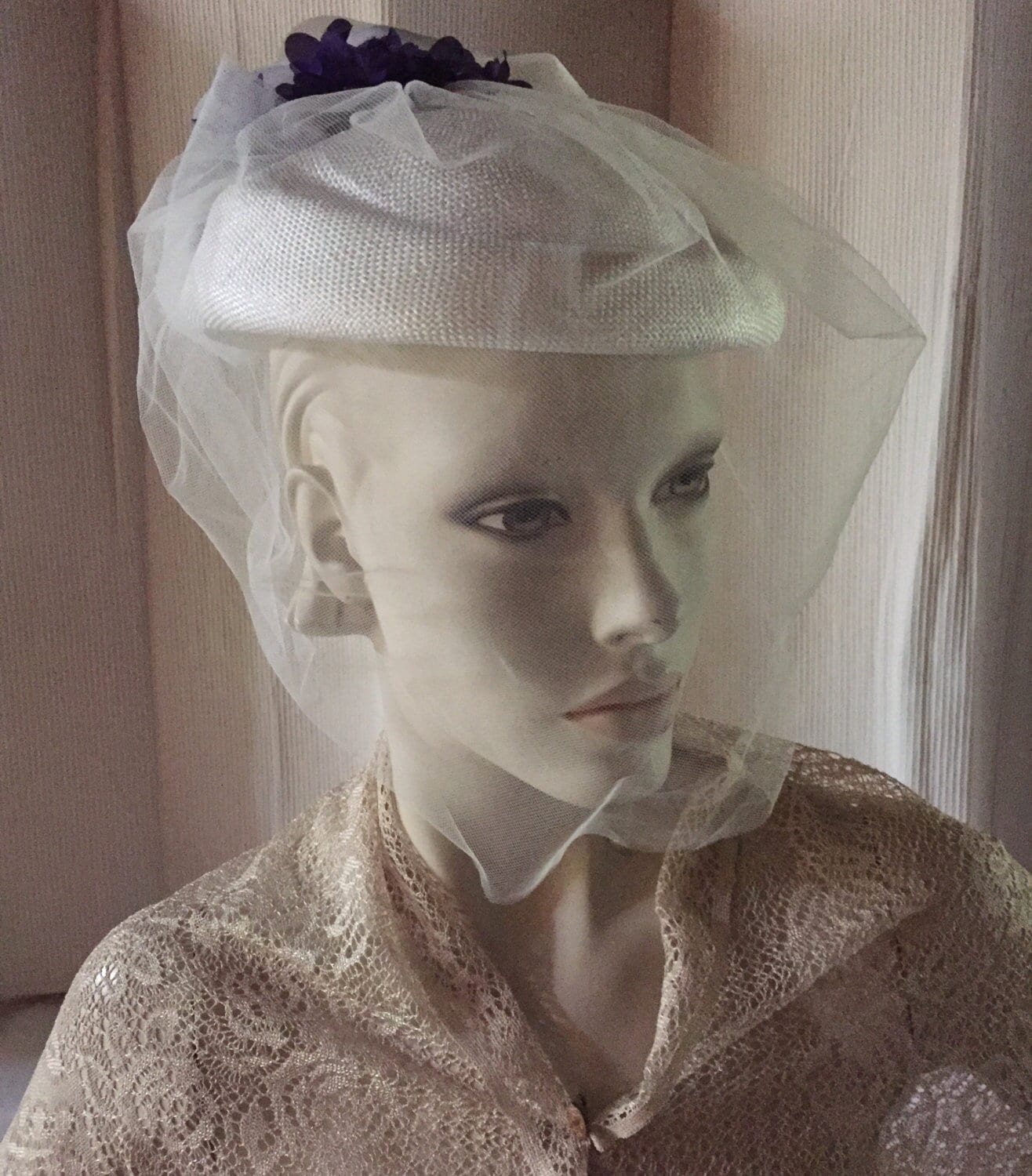 1960Er Jahre Fascinator Aus Weißem Stroh Vintage Minihut Mit Rosa & Violettem Schleier von chicvintageclassics