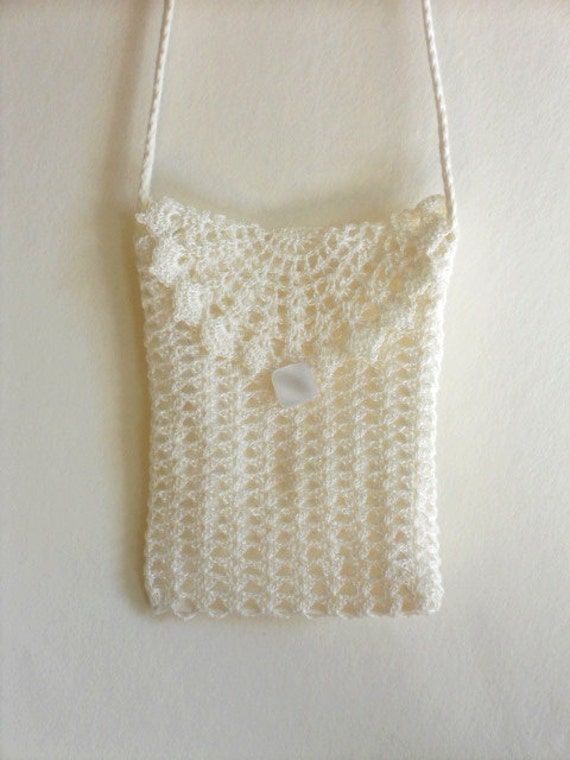 Gehäkelte Hochzeit Geldbörse, Gefütterte Weiße Spitzen Clutch Mit Langem Riemen, Elfenbeinfarbene Braut Schulter Handytasche von chiffonart