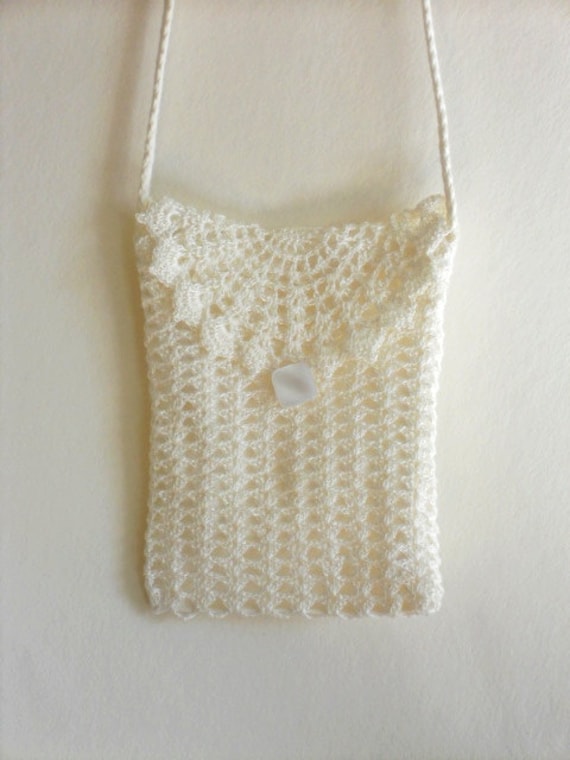 Gehäkelte Hochzeit Geldbörse, Gefütterte Weiße Spitzen Clutch Mit Langem Riemen, Elfenbeinfarbene Braut Schulter Handytasche von chiffonart