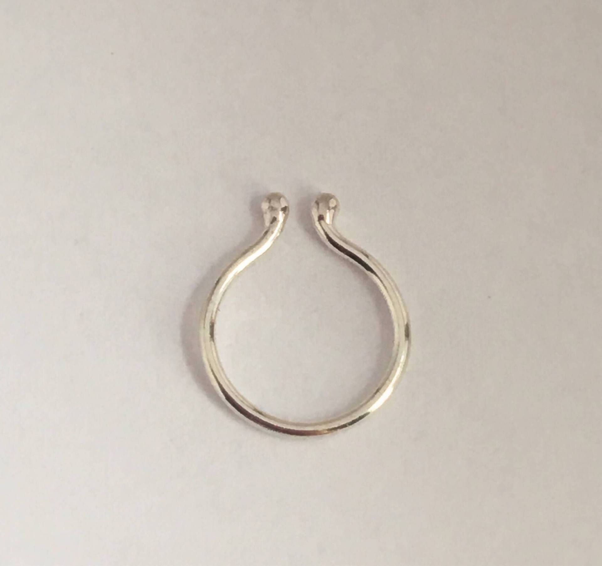 sterling Silber Fake Septum Ring Zierliches Faux Nasenpiercing sterling Silber Fake Septum Ring Zierliches Faux Nasenpiercing von chikOjewel