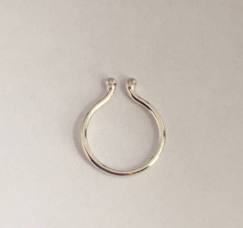 sterling Silber Fake Septum Ring Zierliches Faux Nasenpiercing sterling Silber Fake Septum Ring Zierliches Faux Nasenpiercing von chikOjewel
