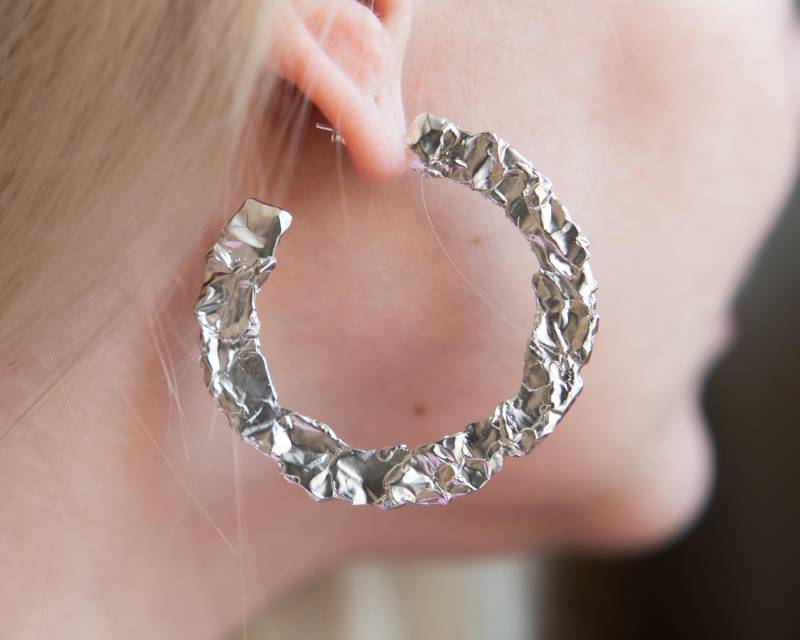 925 Sterling Silber Zerknitterte Creolen - Handgemachte Breite Texturierte Statement Einzigartiger Silberschmuck Modernes & Stilvolles Geschenk Für von chiriker