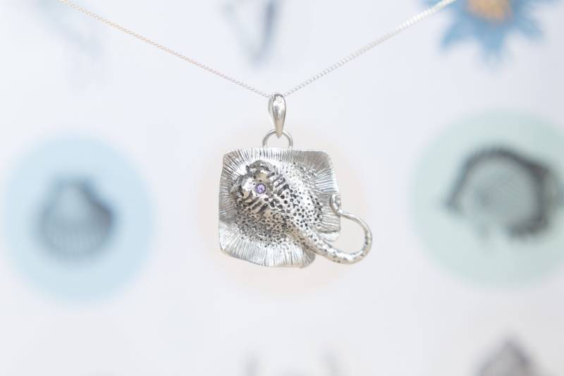 Atemberaubender Rochen-Silberanhänger Mit Zirkonia - Handgefertigter, Vom Ozean Inspirierter Schmuck Atemberaubender Rochen-Silberanhänger Mit Zirkonia - Handgefertigter, Vom Ozean Inspirierter Schmuck von chiriker