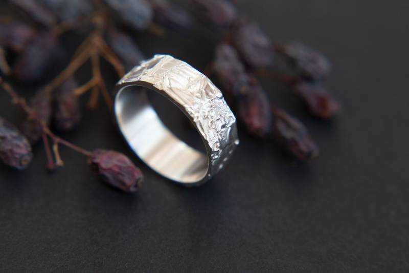 Breiter & Markanter Sterling Silber Ring Mit Minimaler Struktur, Graviert Breiter & Markanter Sterling Silber Ring Mit Minimaler Struktur, Graviert von chiriker