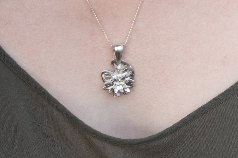 Einzigartig Großer Sterling Silber Anhänger Mit Außergewöhnlichem Seerosen Design von chiriker