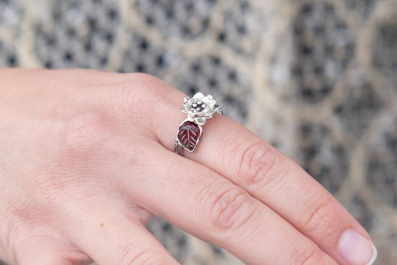 Handgemachter Verstellbarer Silberring Mit Blatt Turmalin Edelstein - Florales Zweig Design von chiriker