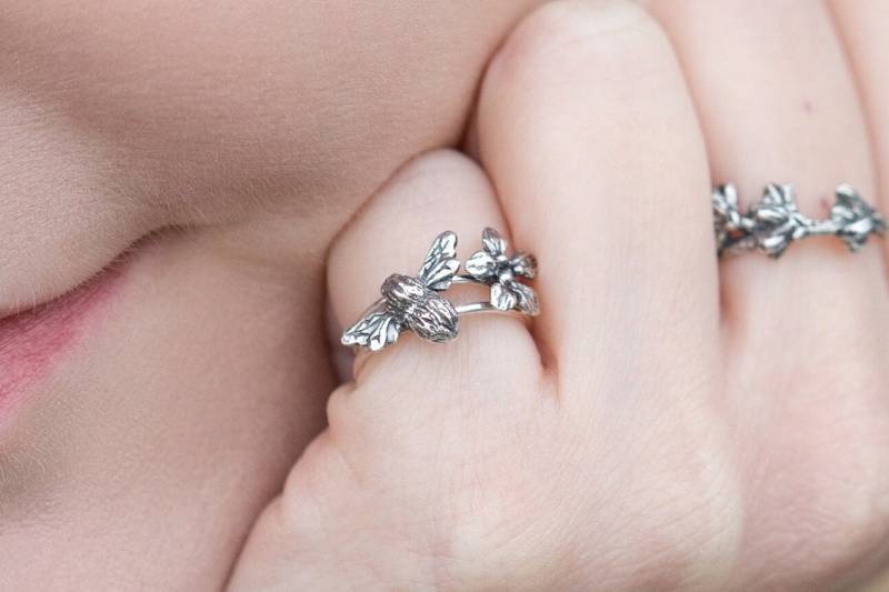 Niedliche Kleine Biene Und Blume Silber Ringe Niedliche Kleine Biene Und Blume Silber Ringe von chiriker