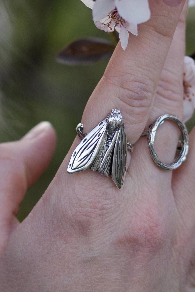 Splendid Moth On Twig Silber Ring - Zarter Und Skurriler Natur-Inspirierter Schmuck Splendid Moth On Twig Silber Ring - Zarter Und Skurriler Natur-Inspirierter Schmuck von chiriker