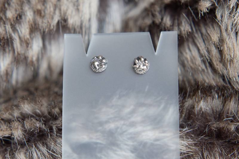 Süße Silber Katzen Ohrstecker - Handgemachter Entzückender Schmuck von chiriker