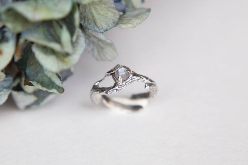 Verstellbarer Zweig Ring Aus Silber Mit Mondstein, Verlobungsring, Handgefertigter Silberring, Baumastring, Zweigring Mondstein von chiriker