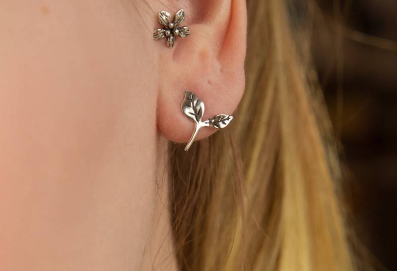 Zarte Blatt Design Silber Ohrstecker - Handgemachter Natur-Inspirierter Schmuck von chiriker
