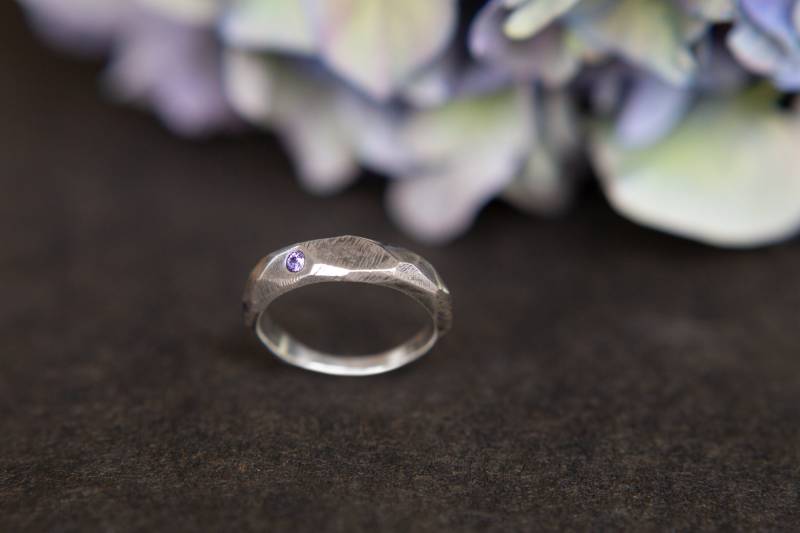 strukturierter Silberring Mit Amethyst-Zirkonia - Gravurring strukturierter Silberring Mit Amethyst-Zirkonia - Gravurring von chiriker