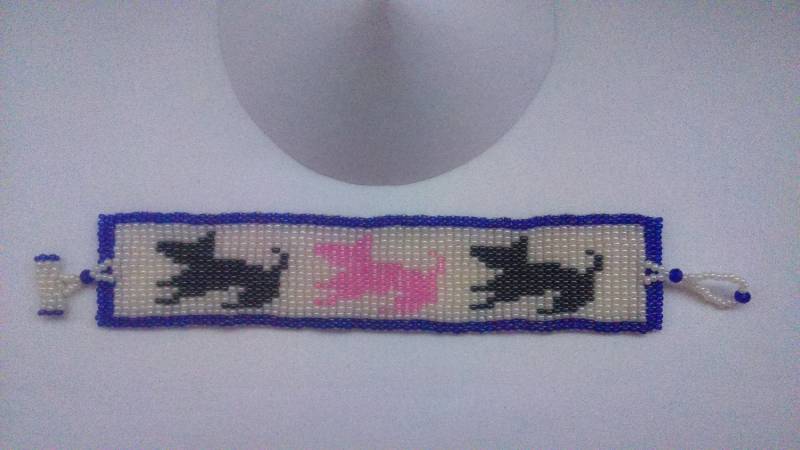 Rosa Und Schwarz Hund Gewebt Armband Mit Einer Leicht Gekräuselten Rand/Mit Perle Blauen Perlen Toggle Verschluss/Bereit Zum Schiff von chloehandmadeitems