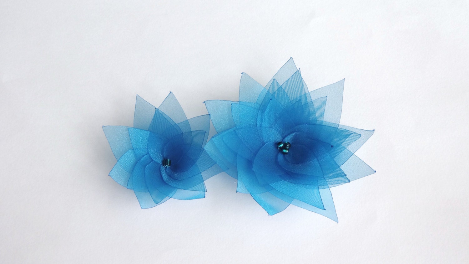 2 Blaue Handgemachte Organza Stoff Blumen Verzierung 2 Blaue Handgemachte Organza Stoff Blumen Verzierung von chocolatebird