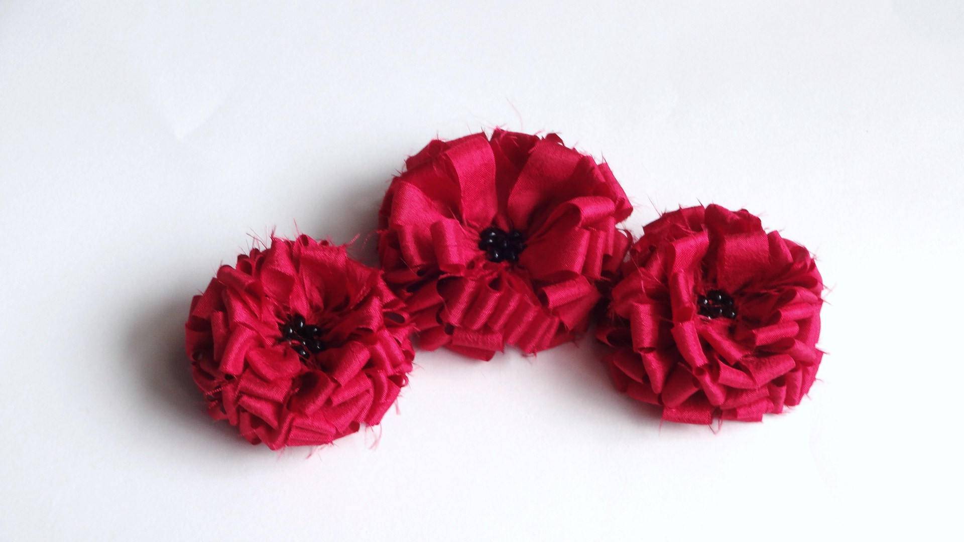 3 Handgemachte Stoffblumen in Rot 3 Handgemachte Stoffblumen in Rot von chocolatebird