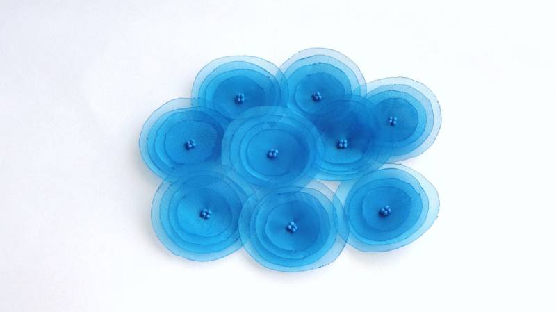 Blaue Organza Mohnblumen Verzierung Blaue Organza Mohnblumen Verzierung von chocolatebird