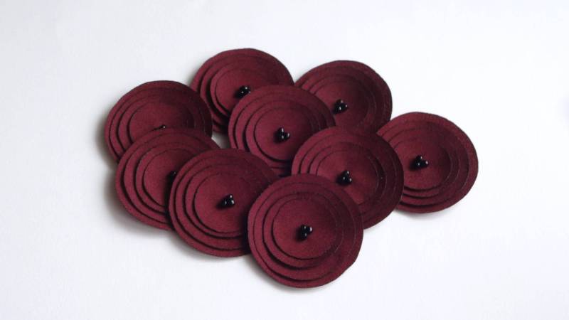 Dunkle Rote Stoff Mohnblumen Verschönerung Dunkle Rote Stoff Mohnblumen Verschönerung von chocolatebird