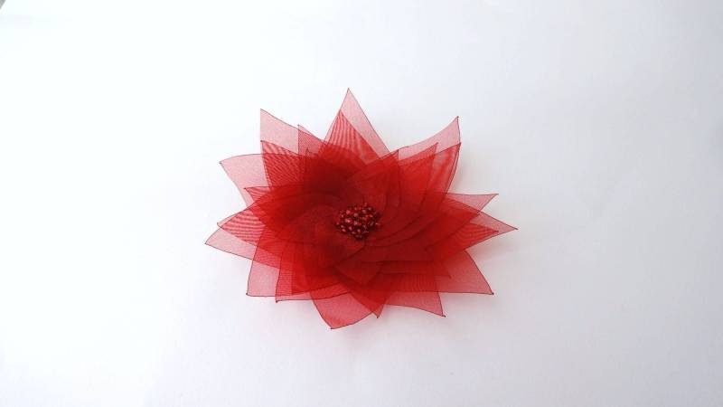 Große Rote Handgemachte Lotus Organza Blumen Verschönerung Große Rote Handgemachte Lotus Organza Blumen Verschönerung von chocolatebird