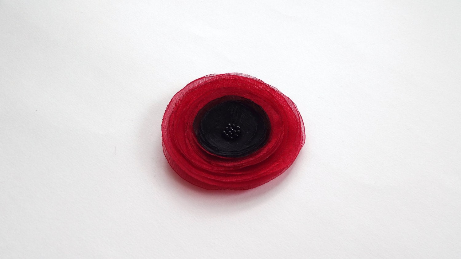 Handgefertigte Rot Und Schwarz Organza Stoff Mohnblumen Verzierung Handgefertigte Rot Und Schwarz Organza Stoff Mohnblumen Verzierung von chocolatebird