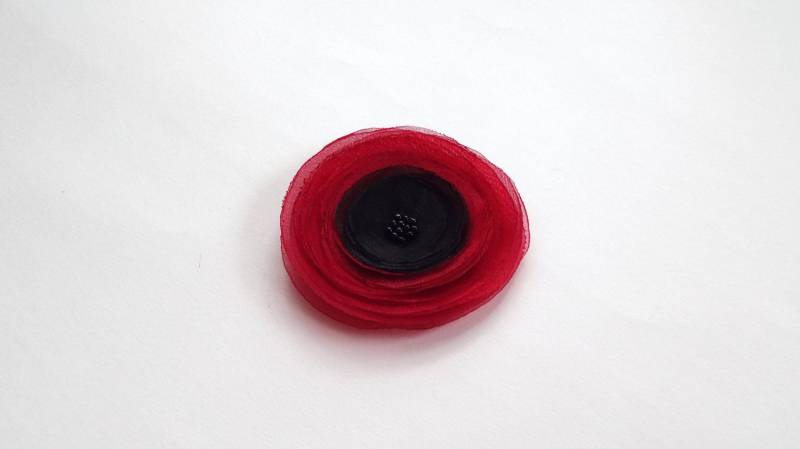 Handgefertigte Rot Und Schwarz Organza Stoff Mohnblumen Verzierung Handgefertigte Rot Und Schwarz Organza Stoff Mohnblumen Verzierung von chocolatebird