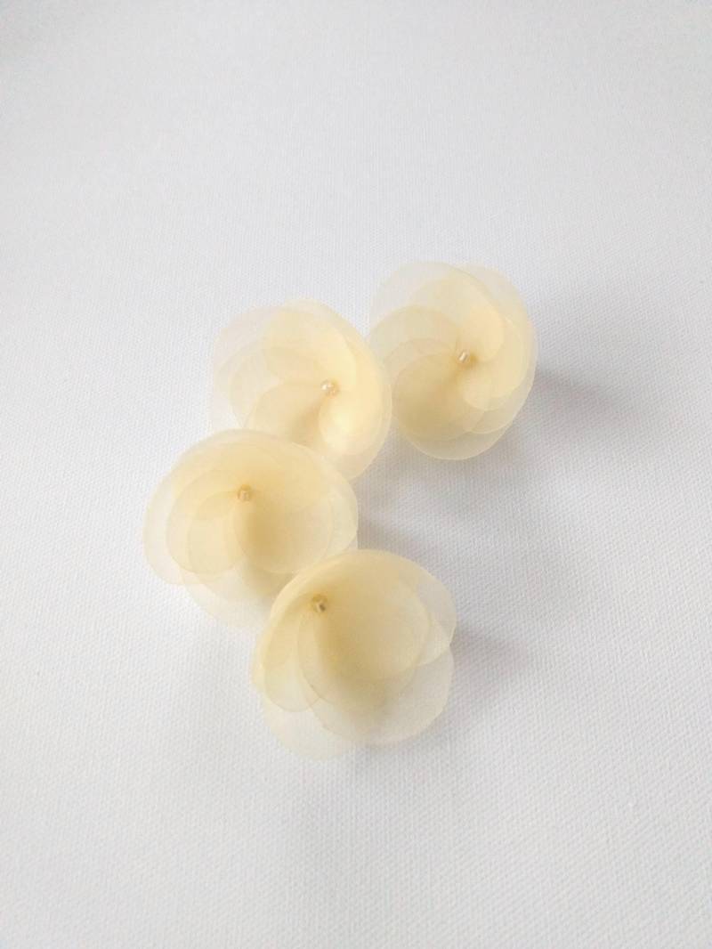 Handgemachte Gelbe Organza Stoff Blumen Verzierung Handgemachte Gelbe Organza Stoff Blumen Verzierung von chocolatebird