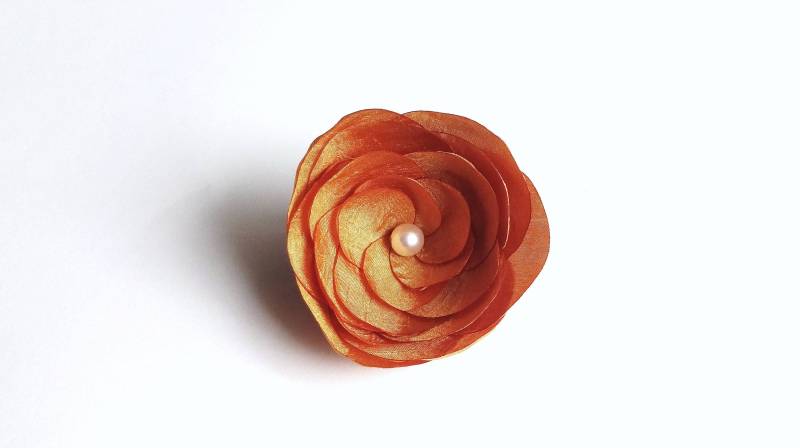 Handgemachte Goldene Blumen Verzierung Von Seiden Stoff Handgemachte Goldene Blumen Verzierung Von Seiden Stoff von chocolatebird