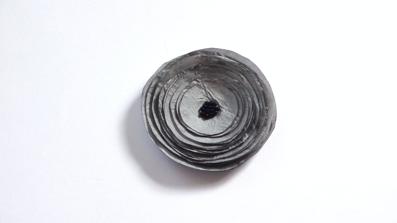 Handgemachte Graue Seidenmohnblumen-Verzierung, Brosche, Haarspange, Haarnadel Handgemachte Graue Seidenmohnblumen-Verzierung, Brosche, Haarspange, Haarnadel von chocolatebird