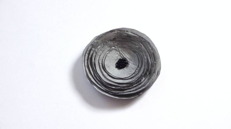 Handgemachte Graue Seidenmohnblumen-Verzierung, Brosche, Haarspange, Haarnadel Handgemachte Graue Seidenmohnblumen-Verzierung, Brosche, Haarspange, Haarnadel von chocolatebird