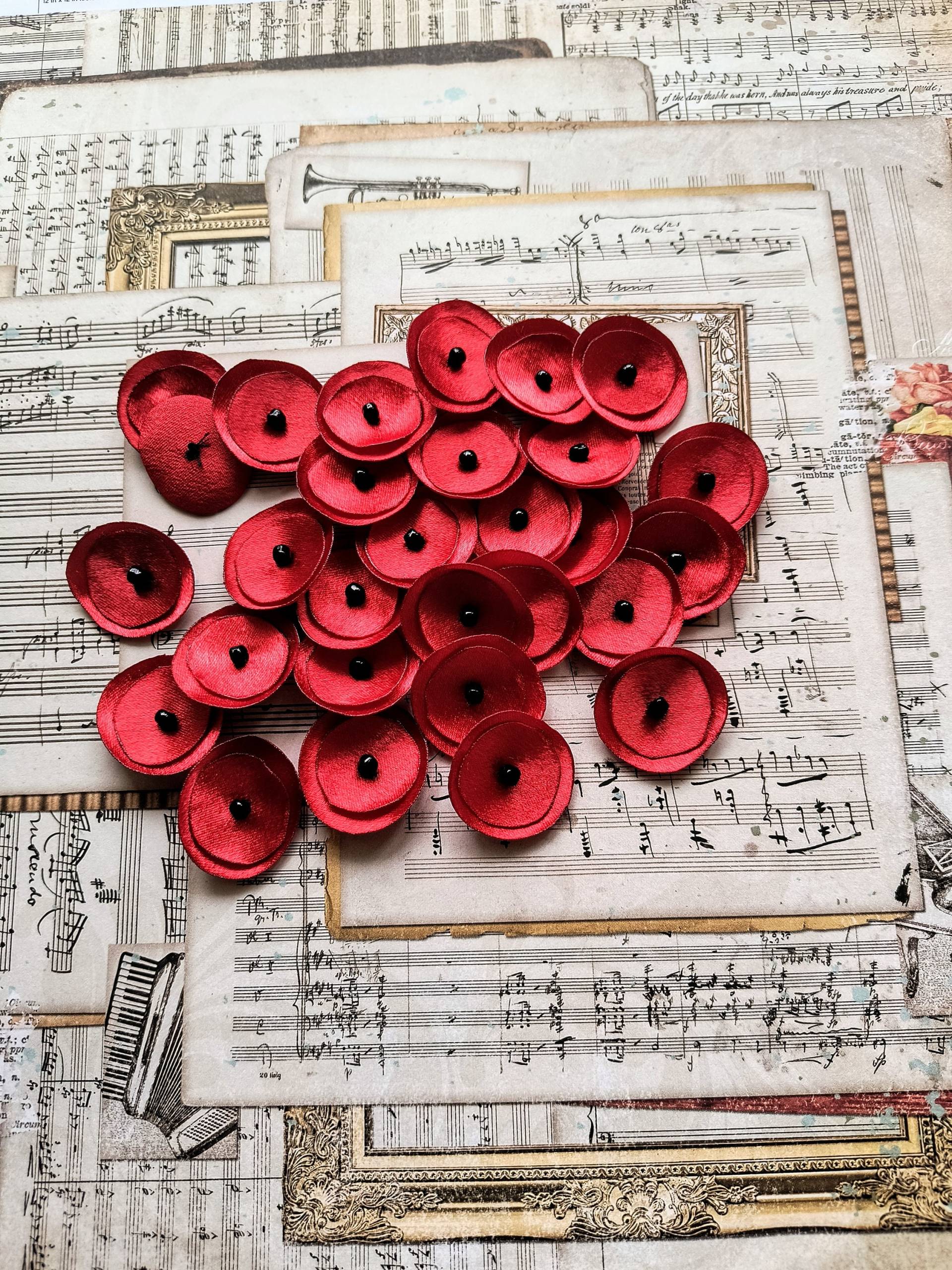 Handgemachte Rote Satin Mini Stoff Mohnblumen Verschönerung Handgemachte Rote Satin Mini Stoff Mohnblumen Verschönerung von chocolatebird