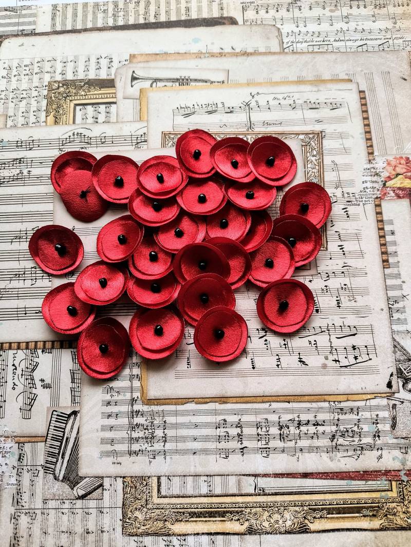 Handgemachte Rote Satin Mini Stoff Mohnblumen Verschönerung Handgemachte Rote Satin Mini Stoff Mohnblumen Verschönerung von chocolatebird