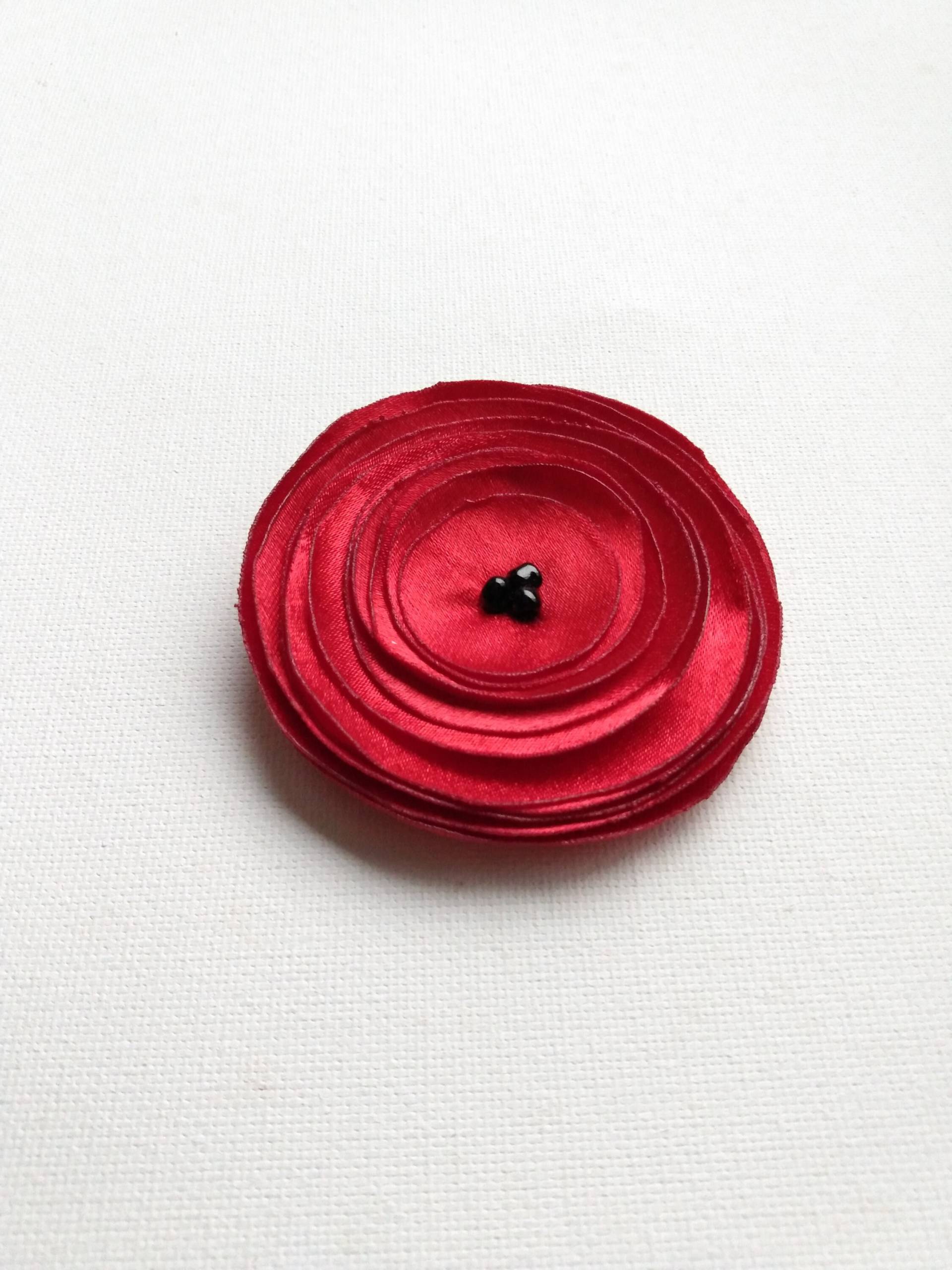 Verzierung Mit Mohnblumen Aus Rotem Satinstoff Verzierung Mit Mohnblumen Aus Rotem Satinstoff von chocolatebird