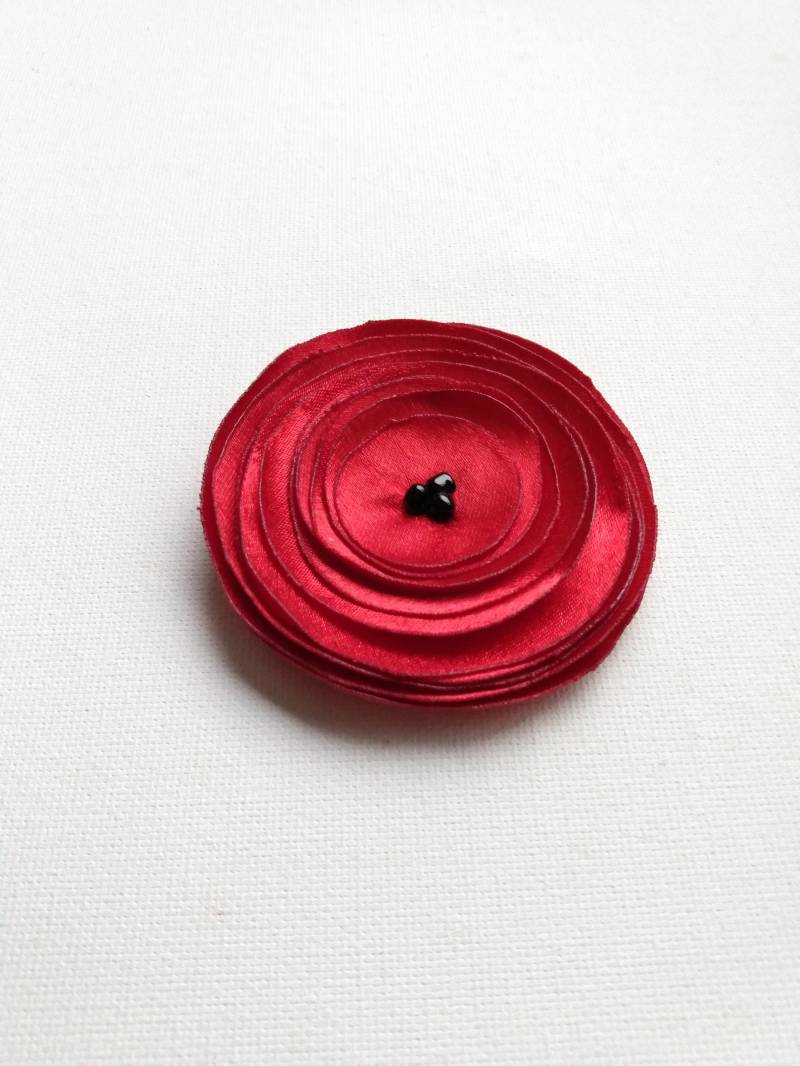 Verzierung Mit Mohnblumen Aus Rotem Satinstoff Verzierung Mit Mohnblumen Aus Rotem Satinstoff von chocolatebird