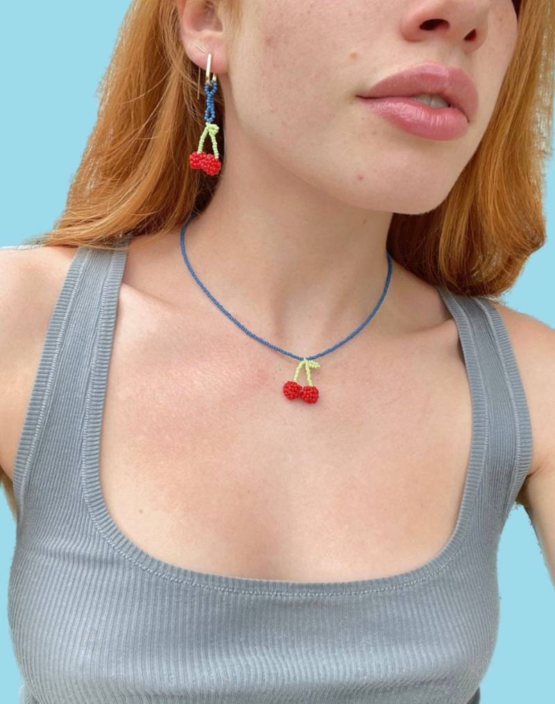 Blaue Perlenkette Mit Kirschen Blaue Perlenkette Mit Kirschen von choshyy