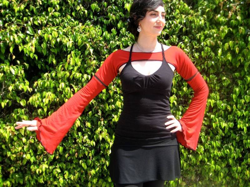 Trompetenärmeliges Shrug in Rot Trompetenärmeliges Shrug in Rot von chovihani