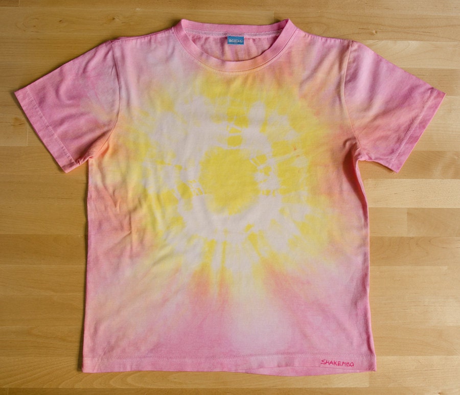 Batik, Rosa, Gelb, Weiss, Kreis, Sonne, Grösse 134, Tolles T-Shirt Aus Fairem Handel, 8-9 Jahre Alt, Unisex Batik, Rosa, Gelb, Weiss, Kreis, Sonne, Grösse 134, Tolles T-Shirt Aus Fairem Handel, 8-9 Jahre Alt, Unisex von chrigesart