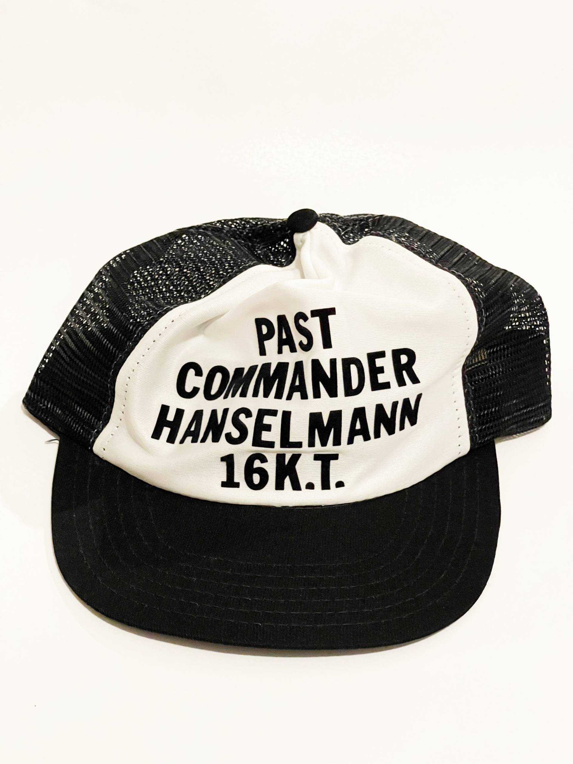 1976 Past Commander Hanselmann 16K.t. Ball Cap Trucker Hutkappe Mesh Schwarz Weiß Verstellbares Snapback Band Athletic One Size Fits 1976 Past Commander Hanselmann 16K.t. Ball Cap Trucker Hutkappe Mesh Schwarz Weiß Verstellbares Snapback Band Athletic One Size Fits von chrisaliciavintage