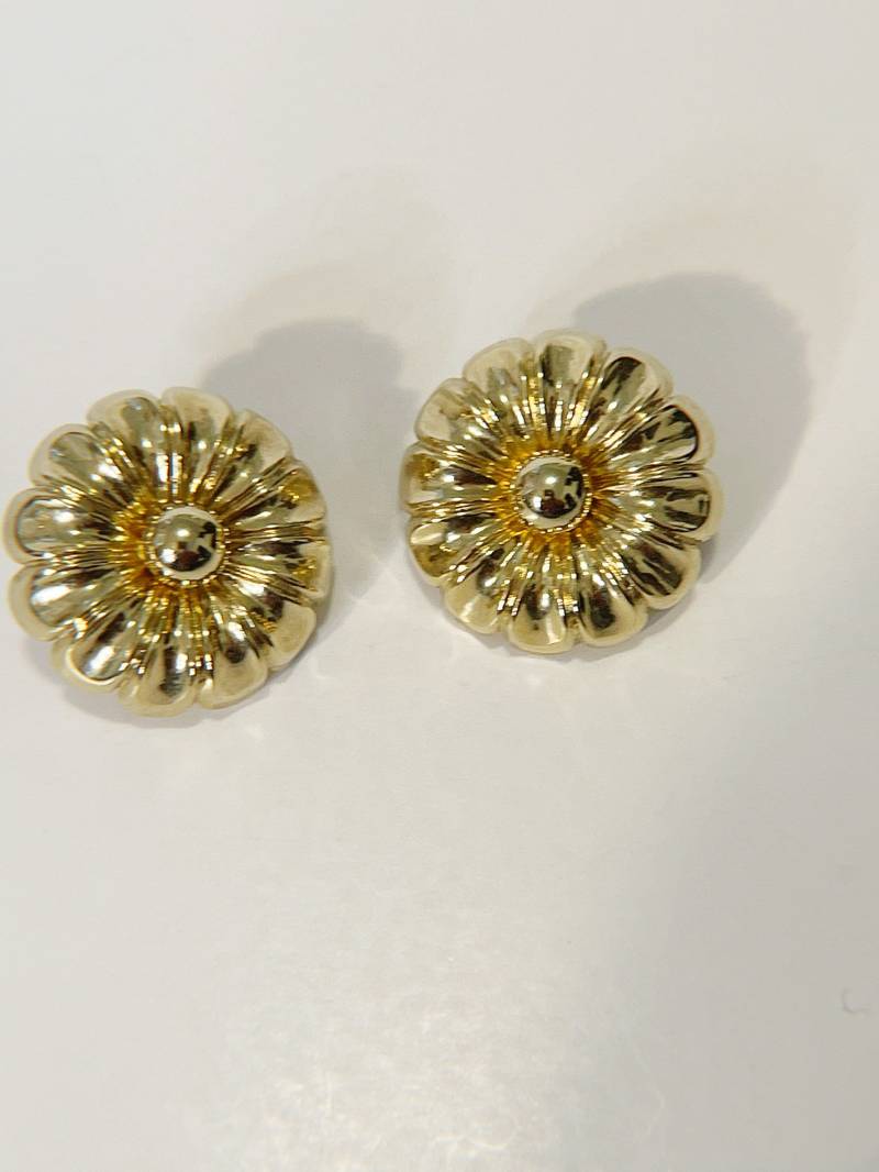 1990Er Jahre Goldfarbene Blumen Retro Ohrringe Vintage Gewölbte Daisy Ohrhänger Große Mode Modeschmuck von chrisaliciavintage