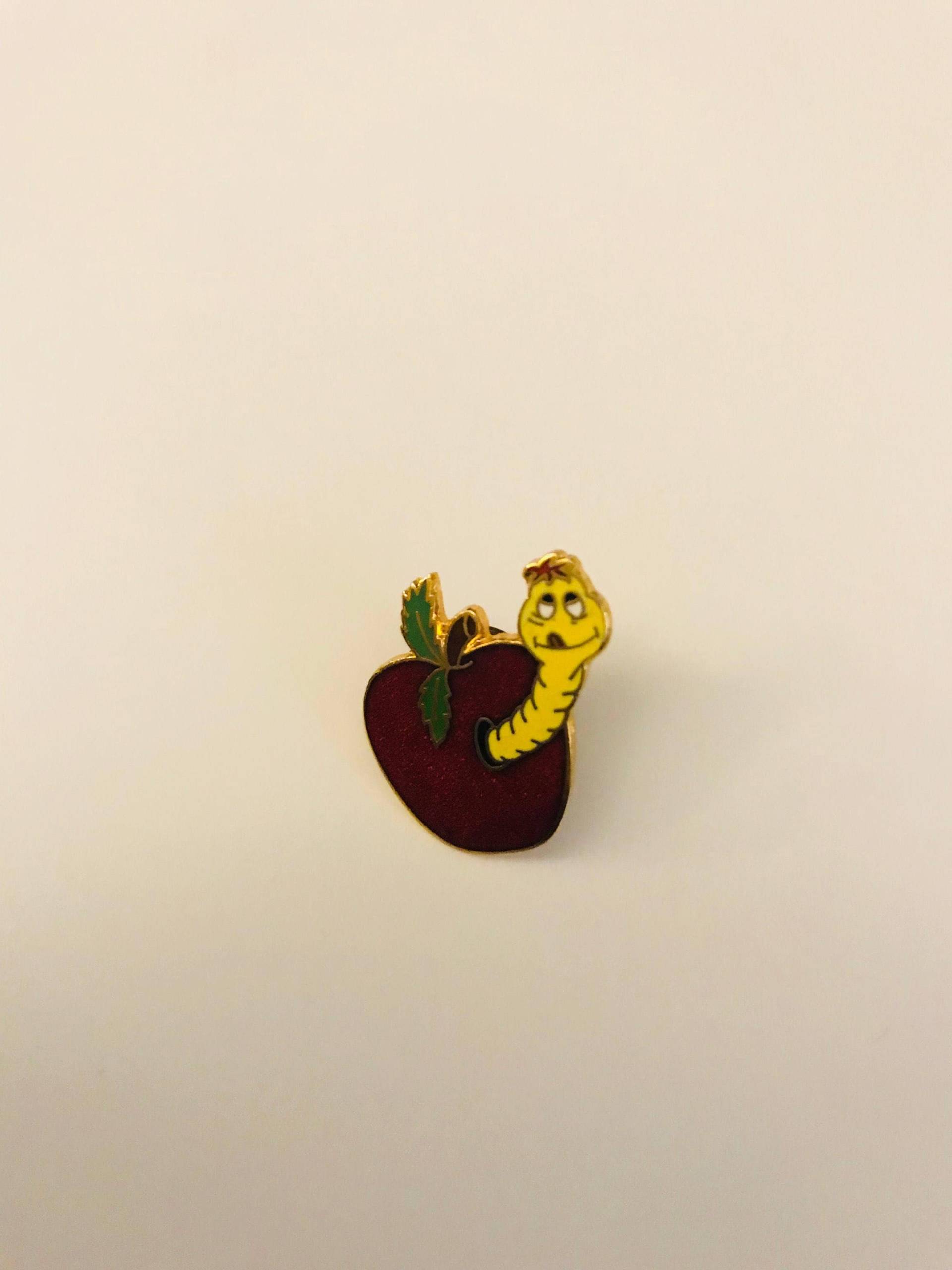 Apfel Und Wurm Emaille Pin Lehrer Anstecknadel Goldfarben von chrisaliciavintage