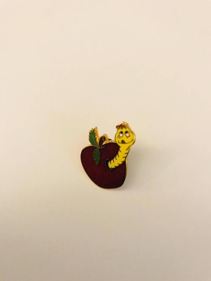 Apfel Und Wurm Emaille Pin Lehrer Anstecknadel Goldfarben von chrisaliciavintage