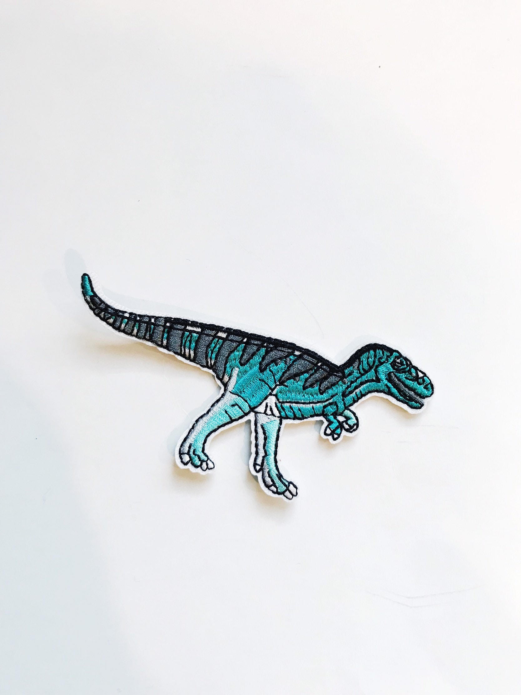 Blauer Dinosaurier Aufnäher Jurassic Park Stickapplikation von chrisaliciavintage